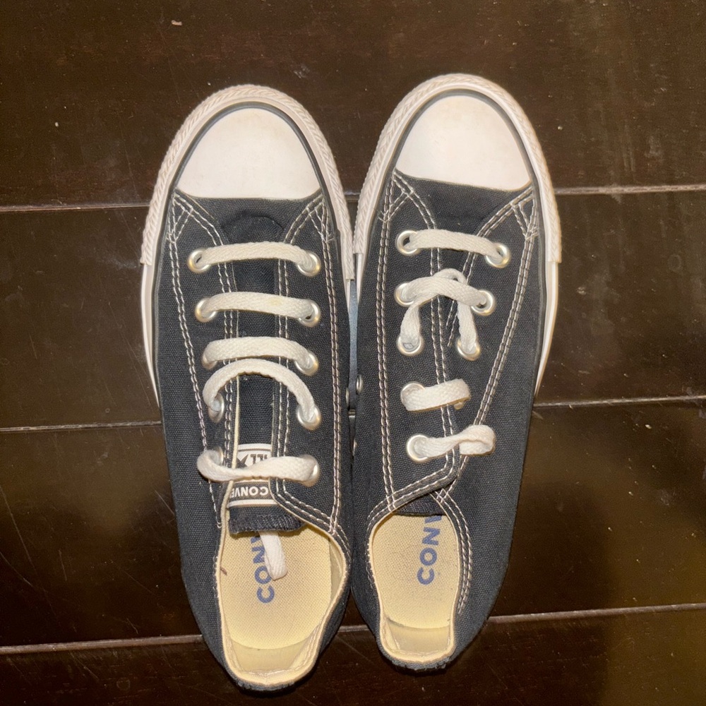 Black low top converse
